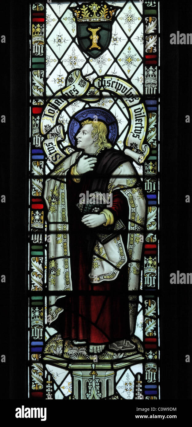 Ein Glasfenster von C E Kempe & Co. Darstellung Johannes der Evangelist, All Saints Church, Braunston, Rutland Stockfoto