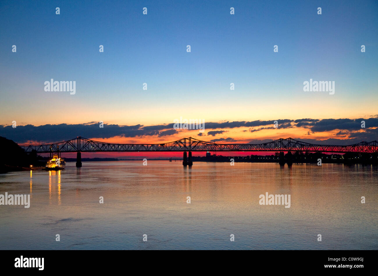 Dampfschiff auf der Natchez-Vidalia Brücken über den Mississippi River zwischen Vidalia, Louisiana und Natchez, Mississippi. Stockfoto
