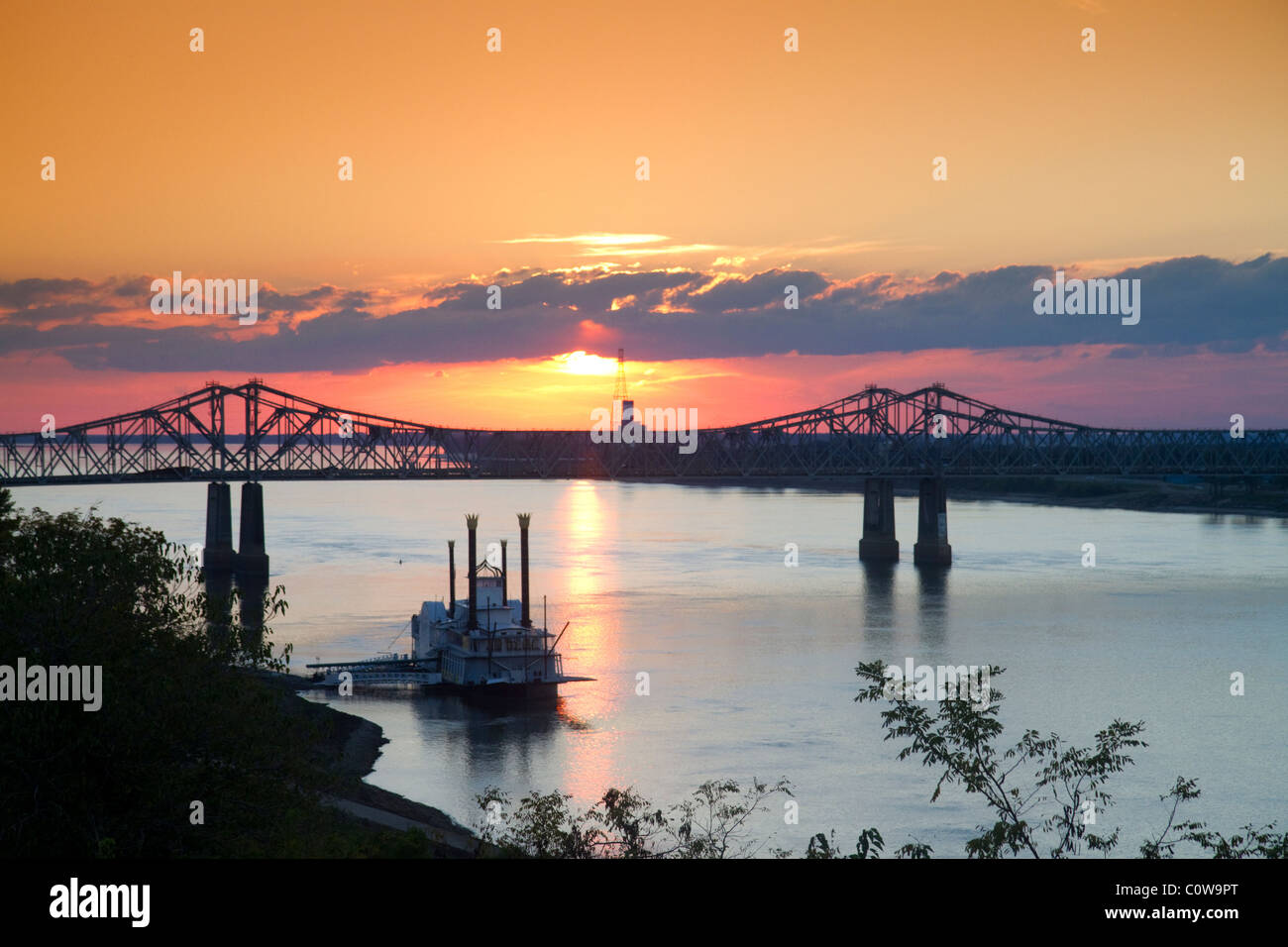 Dampfschiff auf der Natchez-Vidalia Brücken über den Mississippi River zwischen Vidalia, Louisiana und Natchez, Mississippi. Stockfoto