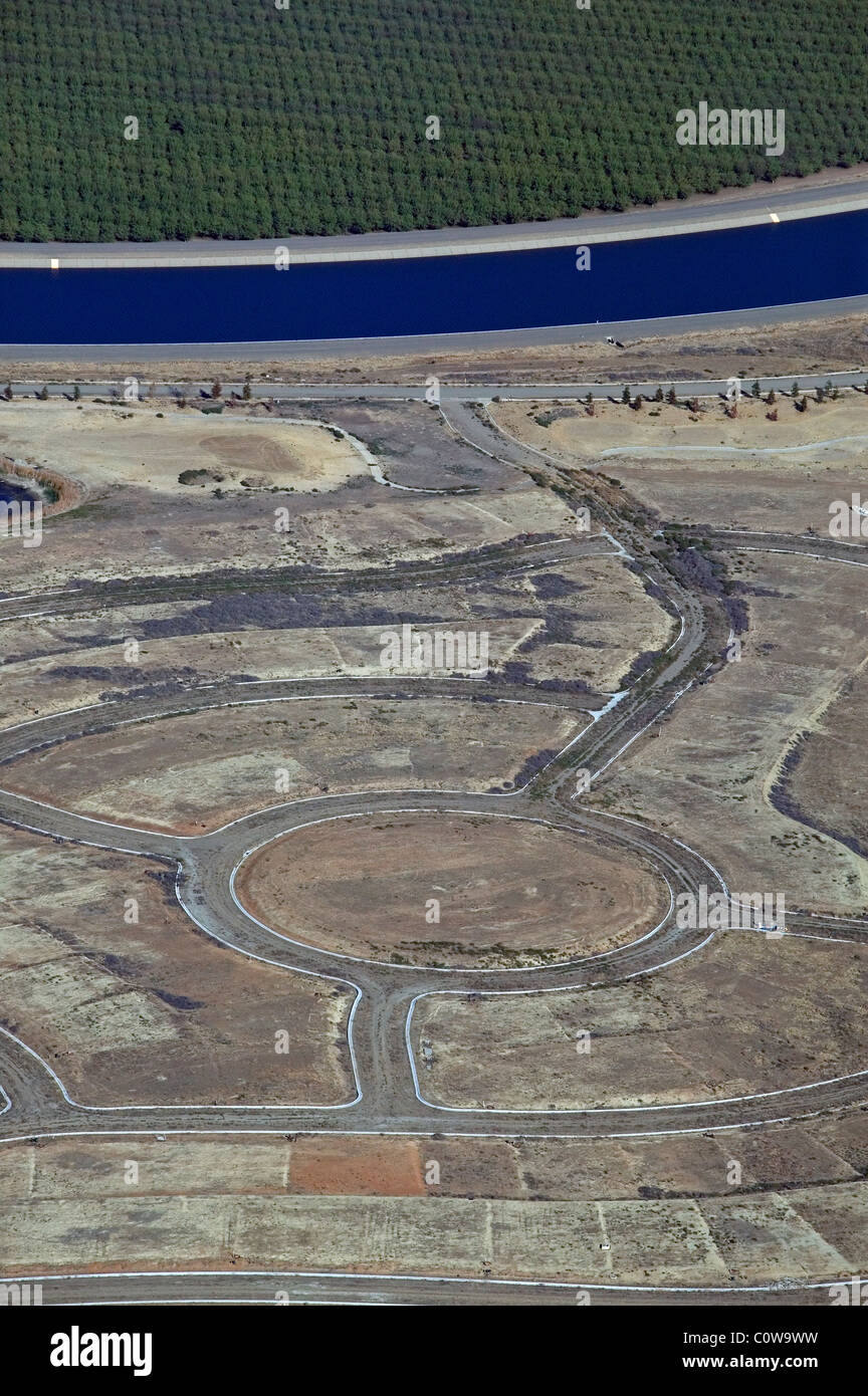 Luftbild oben geplante Wohnanlage neben dem Aquädukt Central Valley in Kalifornien Stockfoto