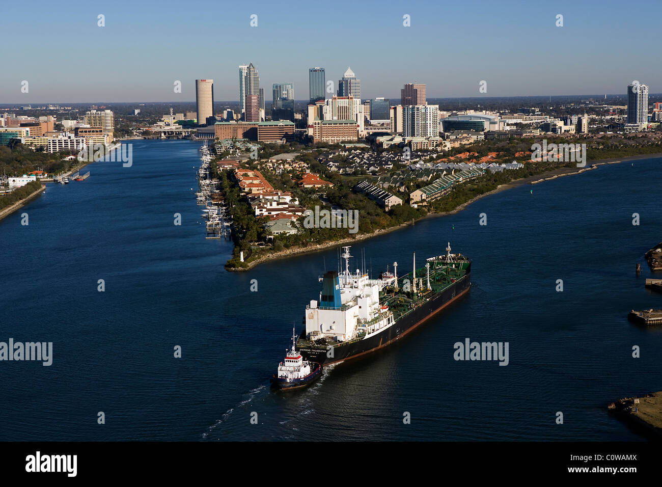 Luftaufnahme über Schlepper drücken Öltanker Tampa Bay Florida Stockfoto