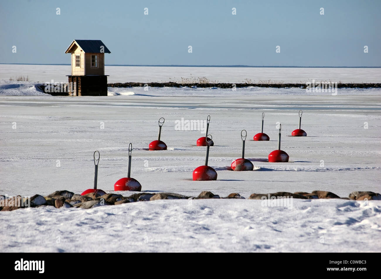 rote Boje im gefrorenen Meer im winter Stockfoto