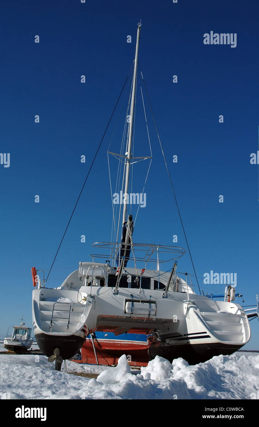 Yacht im kleinen gefrorenen Hafen in Orjaku, Kassari, Hiiumaa, Estland im winter Stockfoto