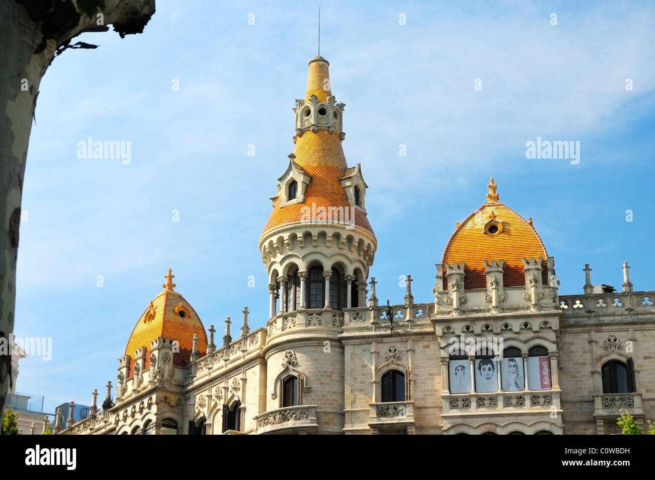 Gebäude am Paseo de Gracia direkt an der Nord-Ost-Ecke der Plaza Katalanisch in Barcelona, Spanien. Stockfoto