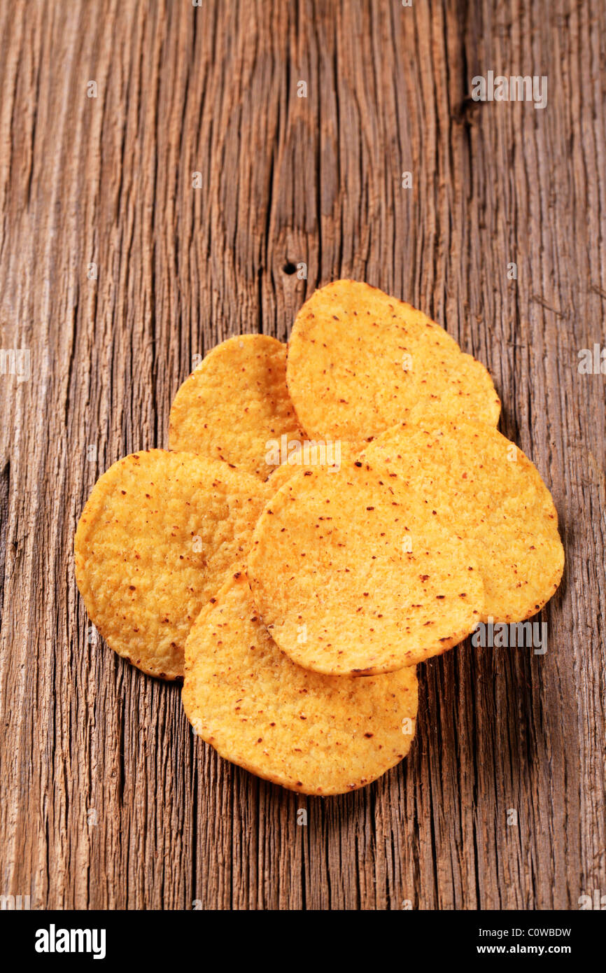 Knusprige Tortilla-Chips auf Holz - Nahaufnahme Stockfoto