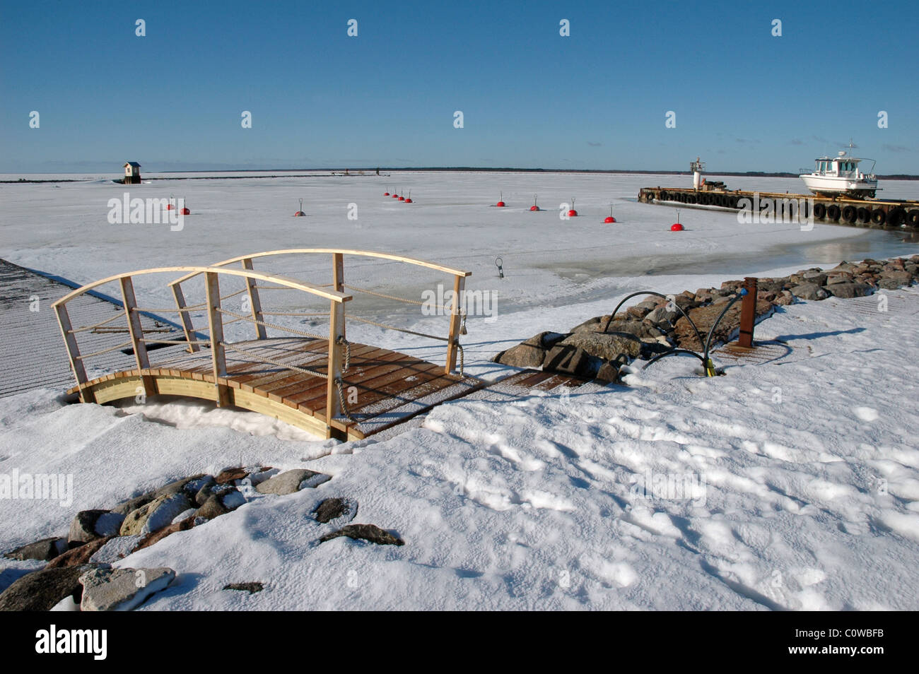 kleinen gefrorenen Hafen in Orjaku, Kassari, Hiiumaa, Estland im winter Stockfoto