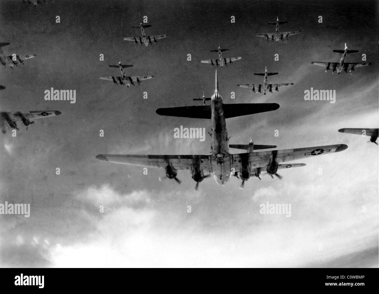 B-17 fliegende Festungen aus dem 398th Bombardment Group fliegen einen Bombenanschlag in Deutschland, am 8. April 1945. Stockfoto