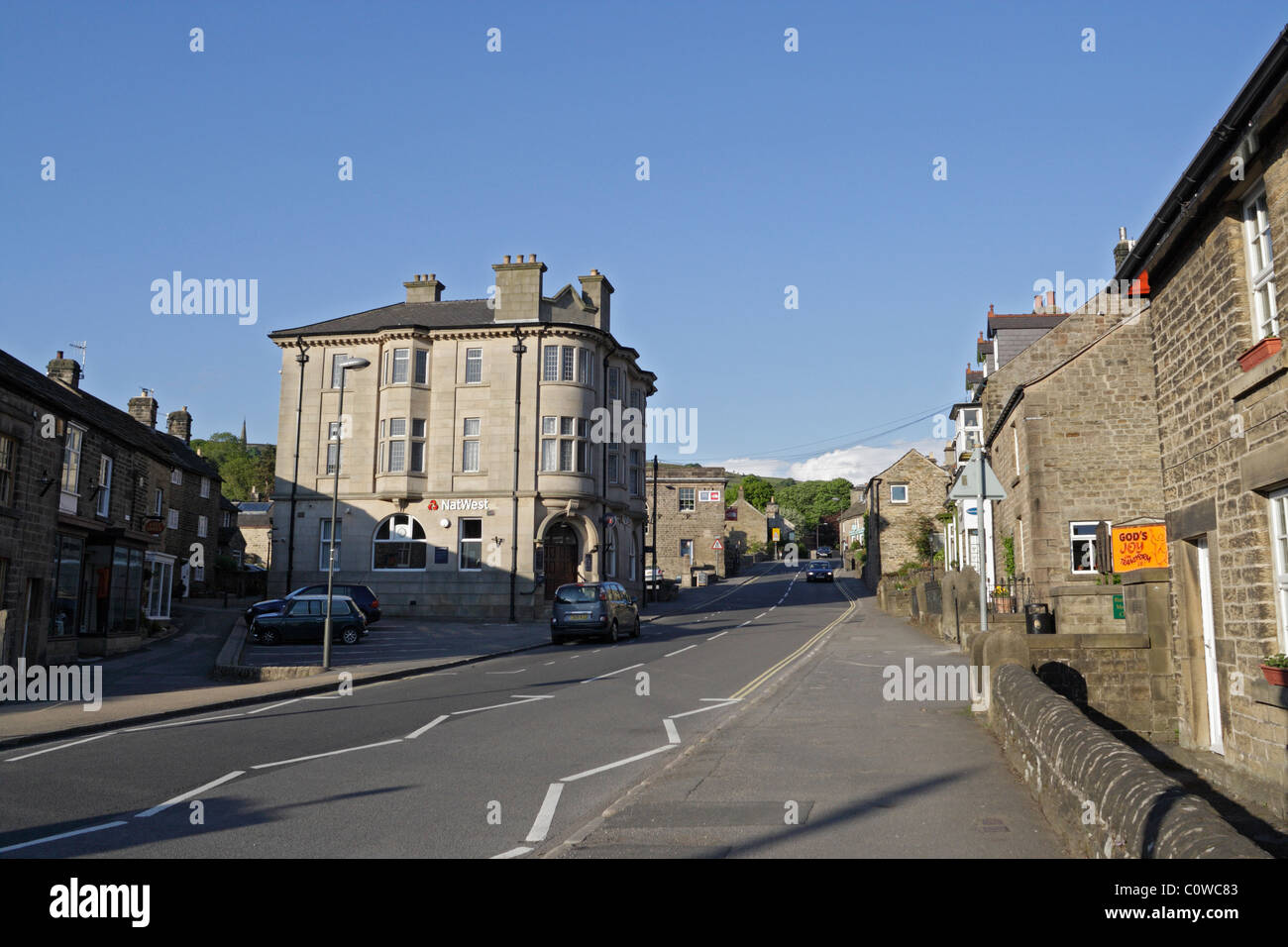 Die Hauptstraße durch das Dorf Hathersage in Derbyshire England Stockfoto