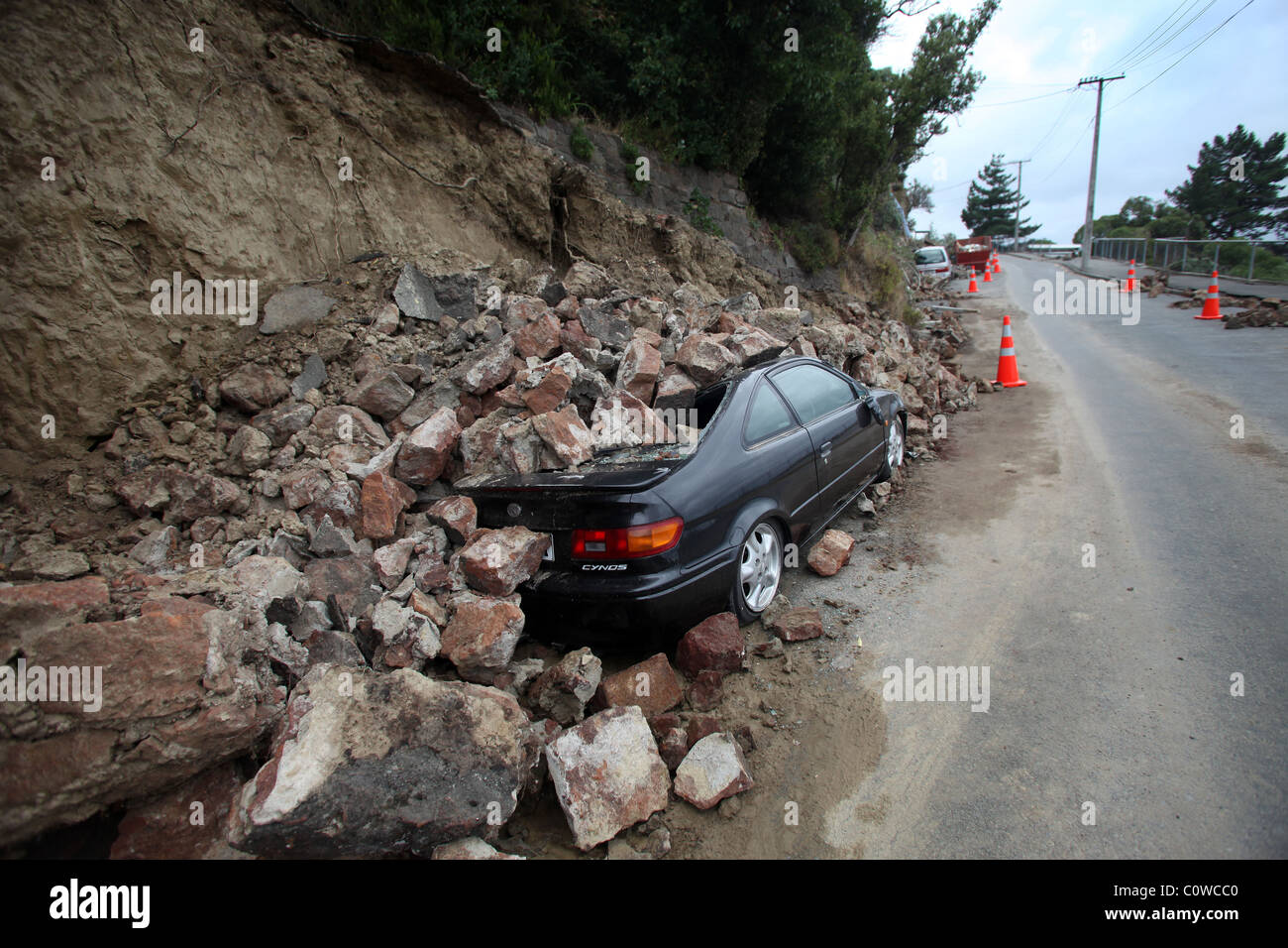 Auto in Trümmern von einer Klippe in Sumner, Christchurch, Neuseeland nach dem Erdbeben der Stärke 6,3 begraben Stockfoto