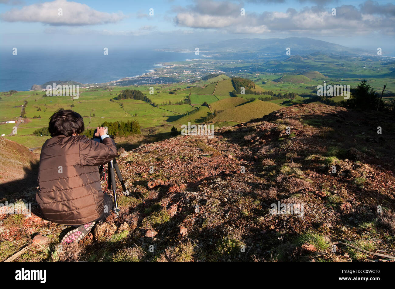 Landschaftsfotograf, der früh am Morgen Bilder in den Bergen der Insel São Miguel auf den Azoren aufnimmt. Stockfoto