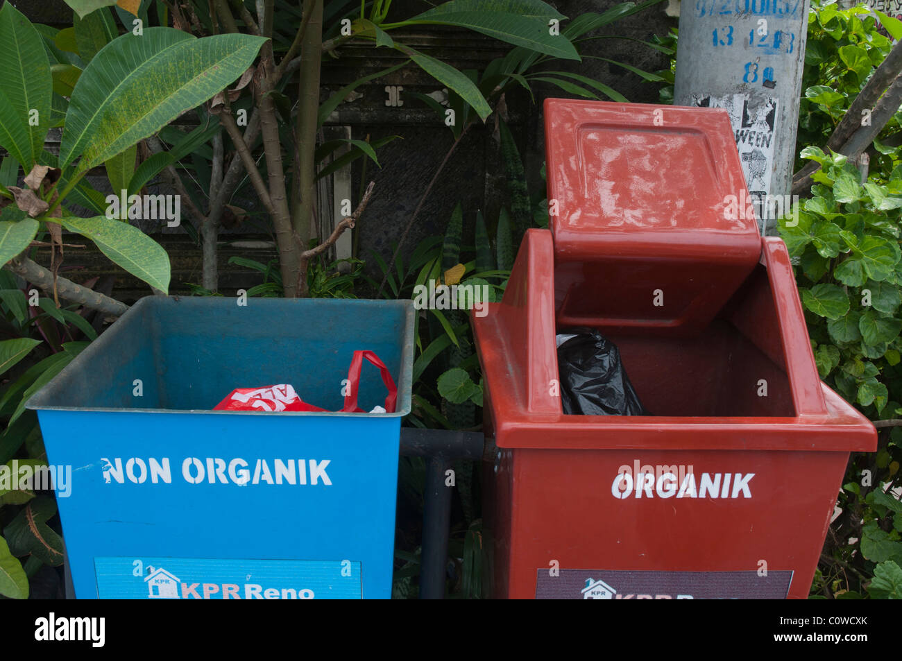 Mülltonnen entwickelt, um die Benutzer, organischen und nicht-organische Abfälle in Bali, Indonesien zu trennen Stockfoto