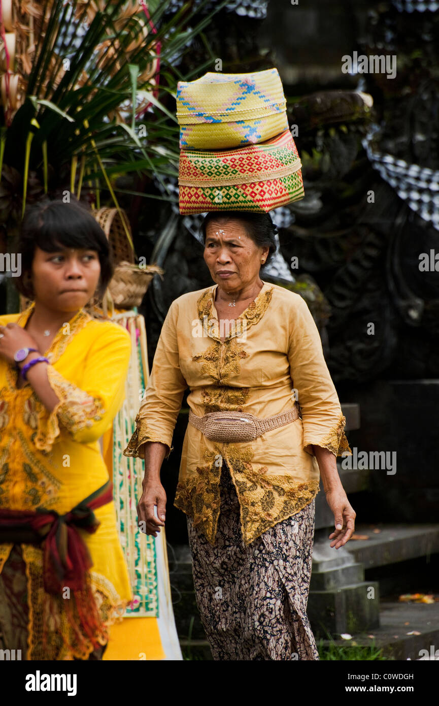 Hinduistischen Anbeter kommen in den wichtigsten Tempel in Bali, Indonesien-Besakih oder der Mutterbügel Angebote zu verlassen und zu beten. Stockfoto