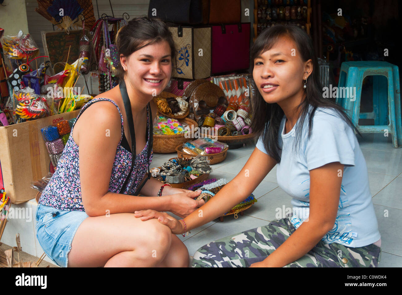 Touristenverhandlungen mit dem Ladenbesitzer für Souvenirs in Ubud Bali Indonesien Stockfoto