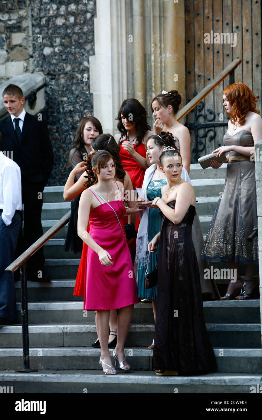 Junge Teenager verkleidet für einen Abschlussball Partei, Canterbury, Kent, England, UK. Stockfoto