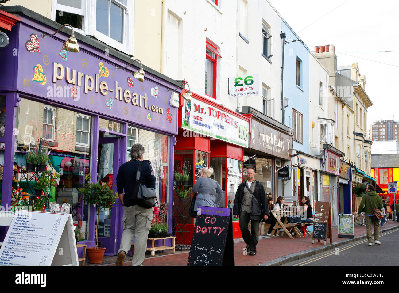 Gardner Straße mit vielen Geschäften und Cafés an der North Laine, Brighton, England, UK. Stockfoto