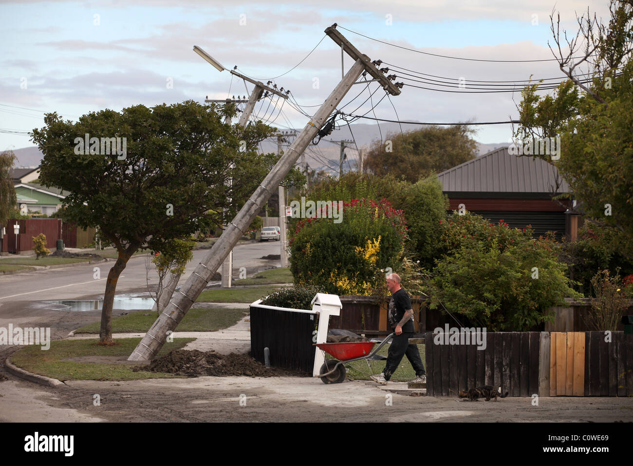 Len Brownie Schichten Sand und Verflüssigung Schlick aus einer Immobilie in Bexley, Christchurch 2 Tage nach dem Erdbeben der Stärke 6,3 Stockfoto