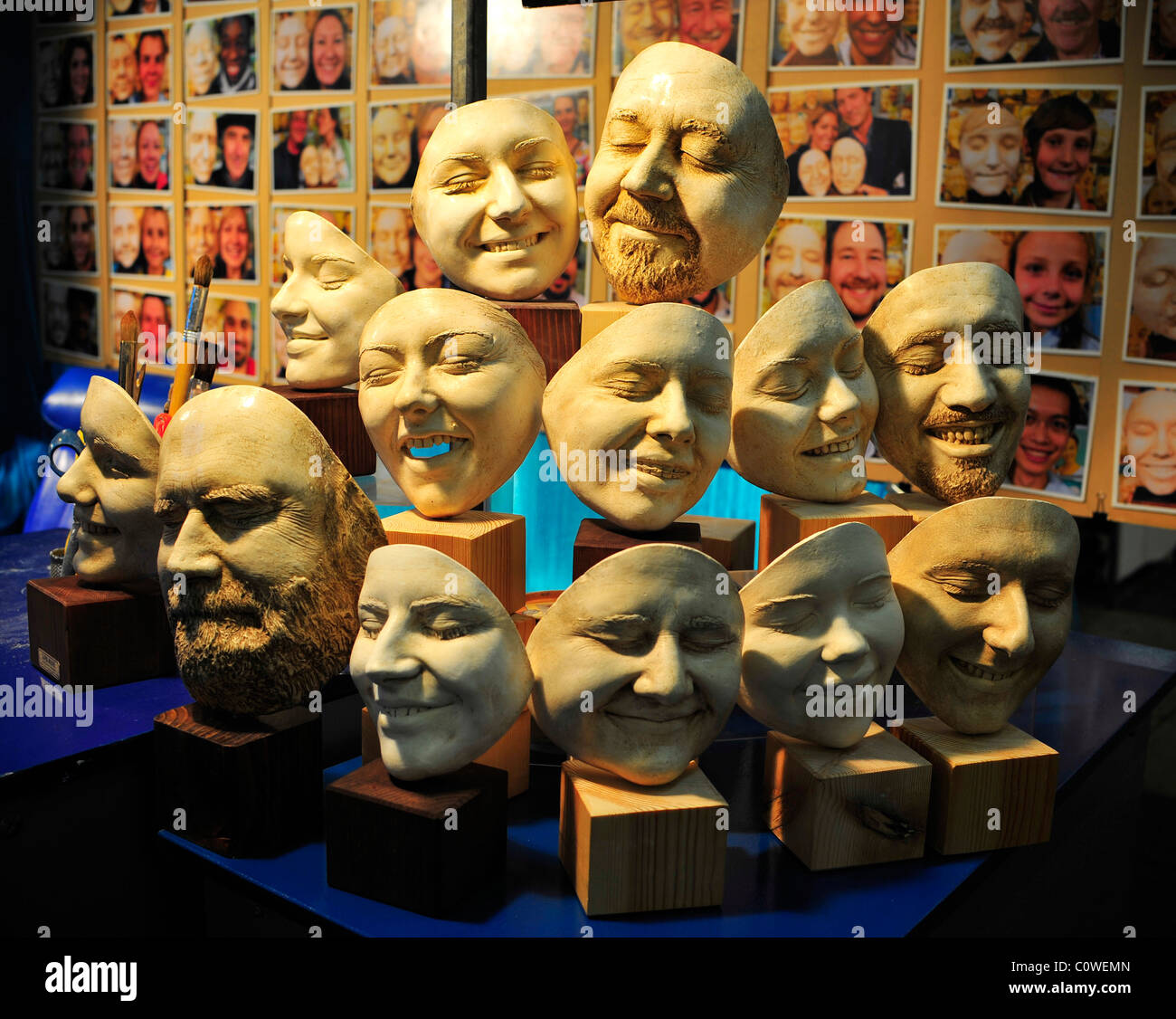 Eine Darstellung von realistisch geformte Gesichtsmasken in Covent Garden Market Stockfoto