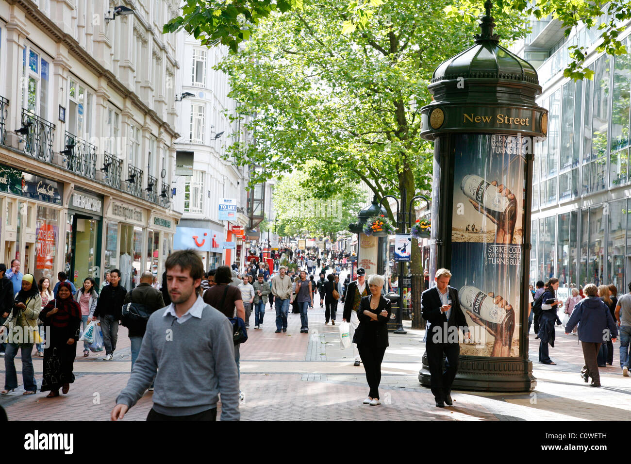 Menschen auf New Street, einer Fußgängerzone mit vielen Geschäften. Birmingham, England, Vereinigtes Königreich. Stockfoto