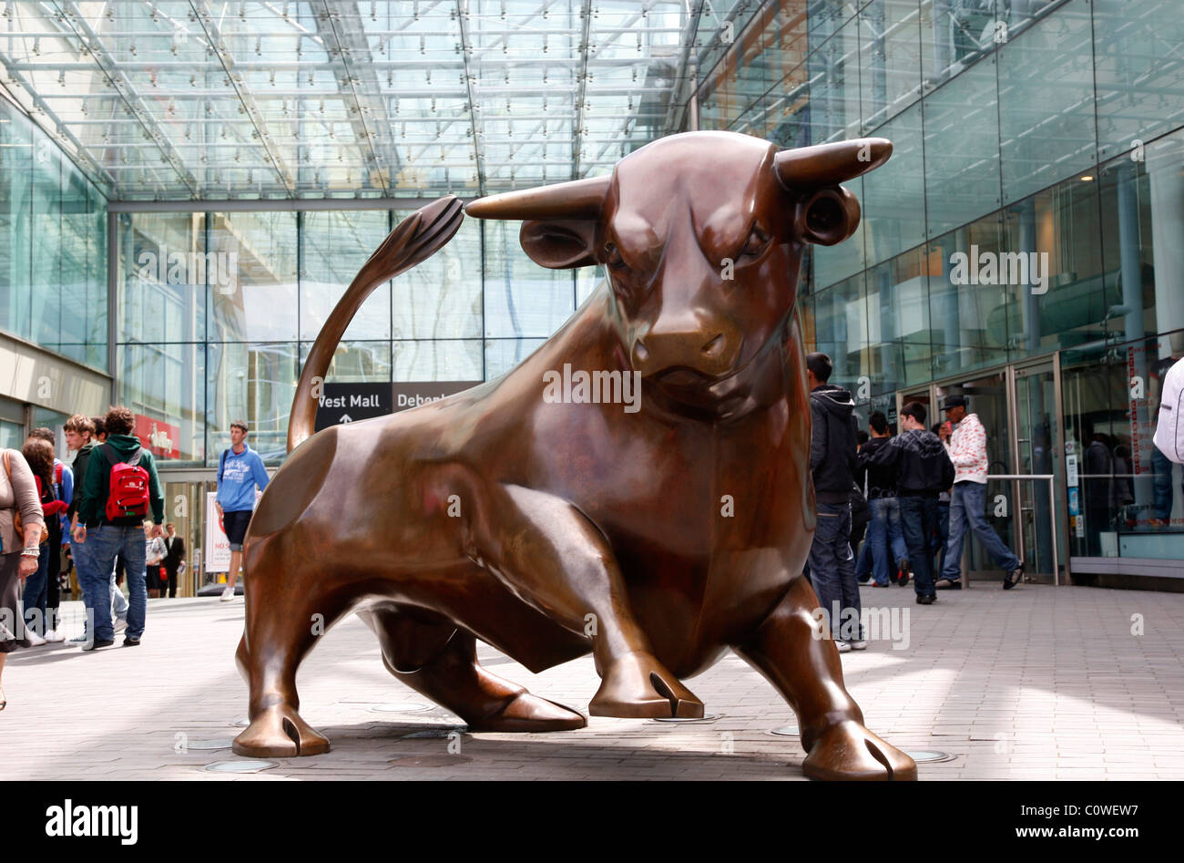 Bronzeskulptur Stier auf dem Bullring Shopping Centre. Birmingham, England, Vereinigtes Königreich. Stockfoto