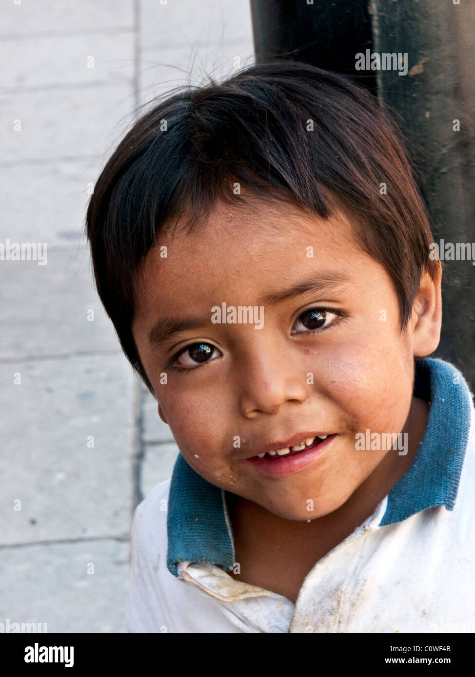 winsome mexikanischen indigenen klein mit gefühlvollen braune Augen & schlechte Zähne schaut hoffentlich die Kamera Oaxaca Mexico Stockfoto