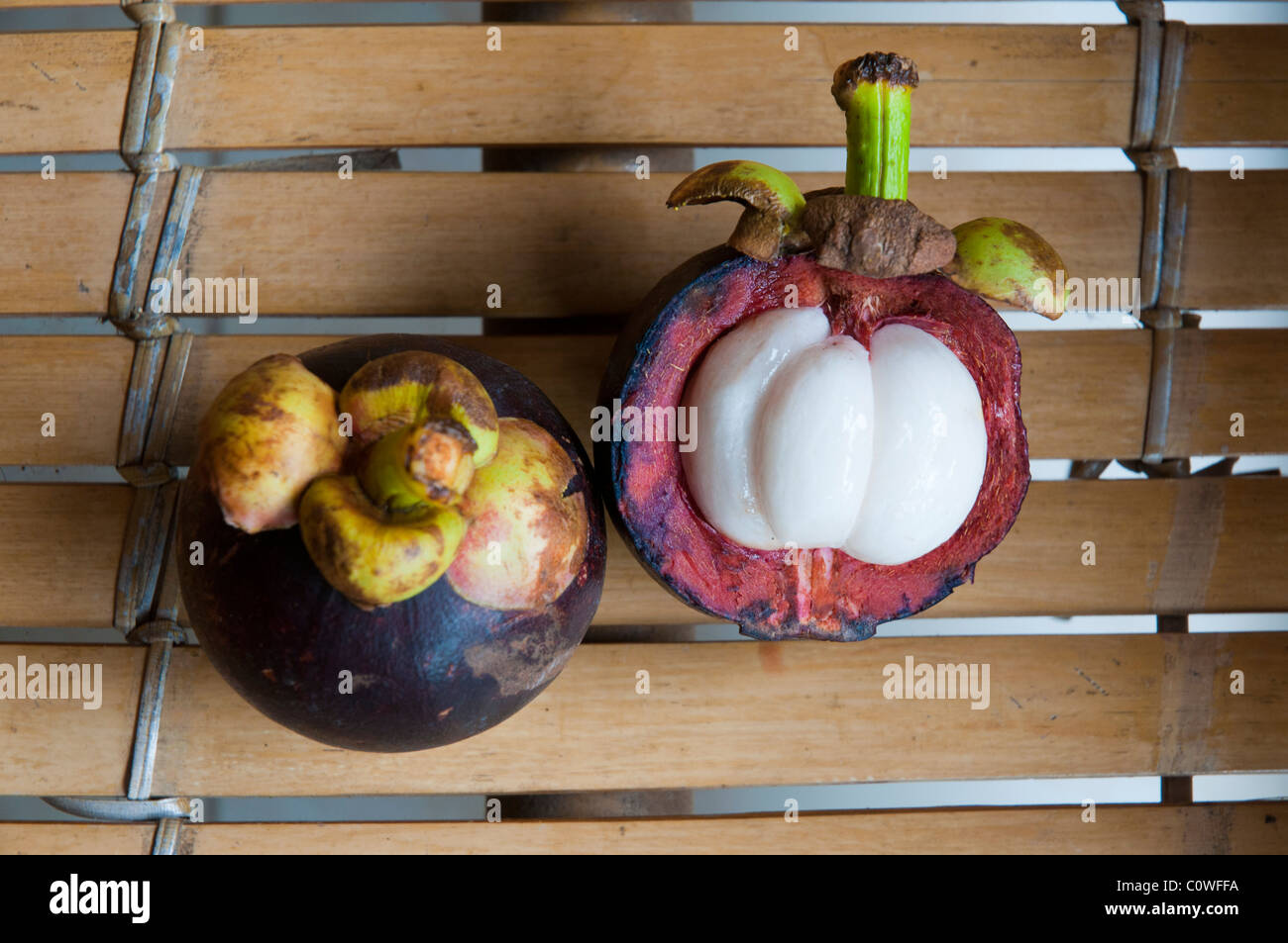 Mangostan, bekannt als „Königin der Früchte“, eine beliebte tropische Frucht in Südostasien Stockfoto