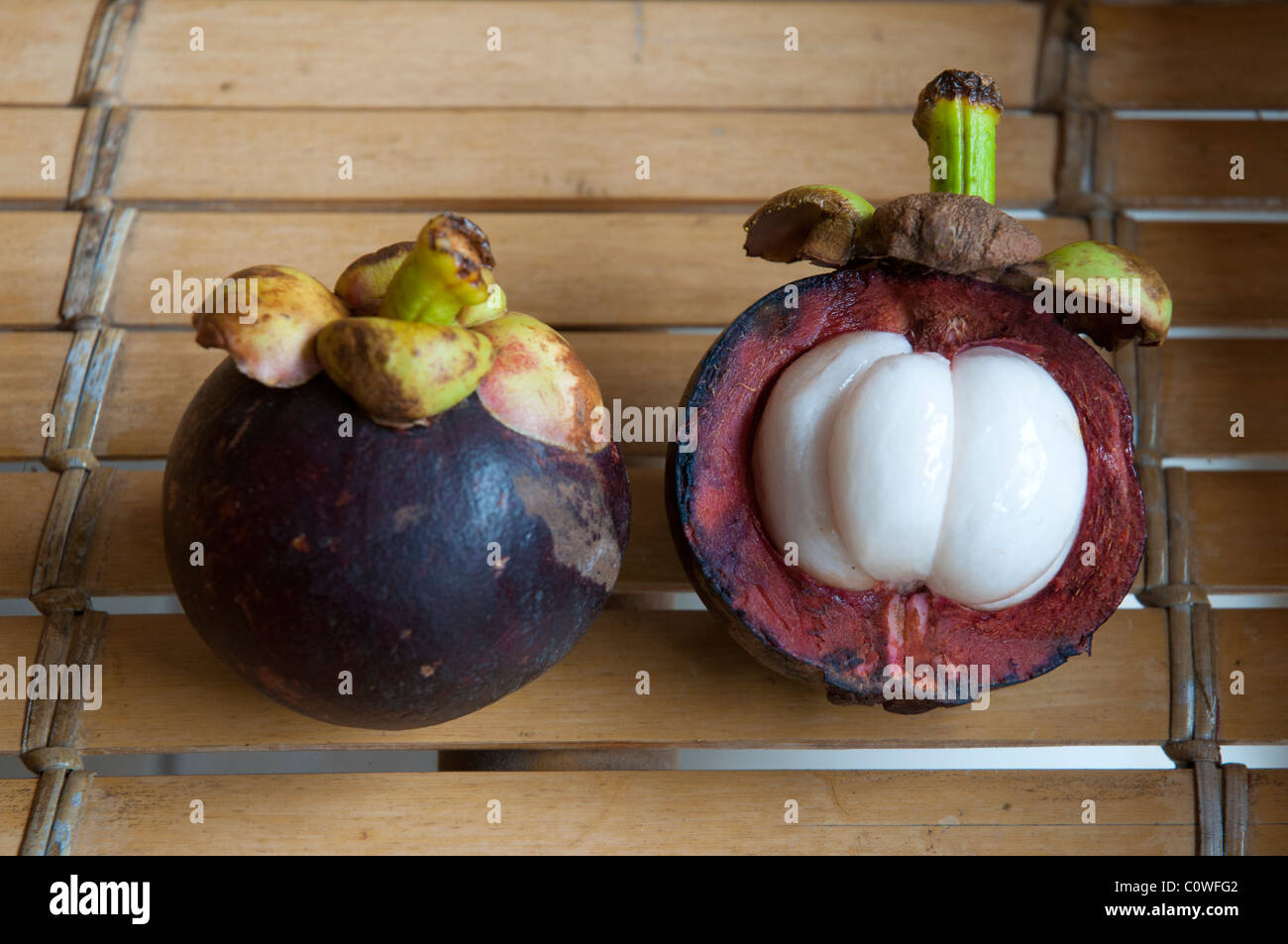 Mangostan, bekannt als „Königin der Früchte“, eine beliebte tropische Frucht in Südostasien Stockfoto