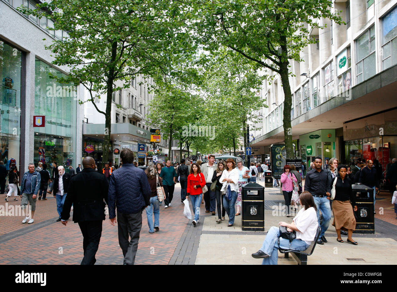 Menschen auf New Street, einer Fußgängerzone mit vielen Geschäften. Birmingham, England, Vereinigtes Königreich. Stockfoto