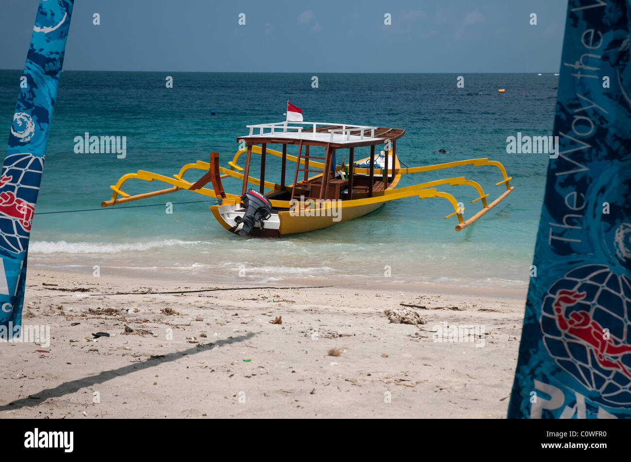 Hell bemalter Tauchboot mit Glasboden am Strand von Gili Trawangan, einer kleinen Insel vor Lombok, Indonesien Stockfoto