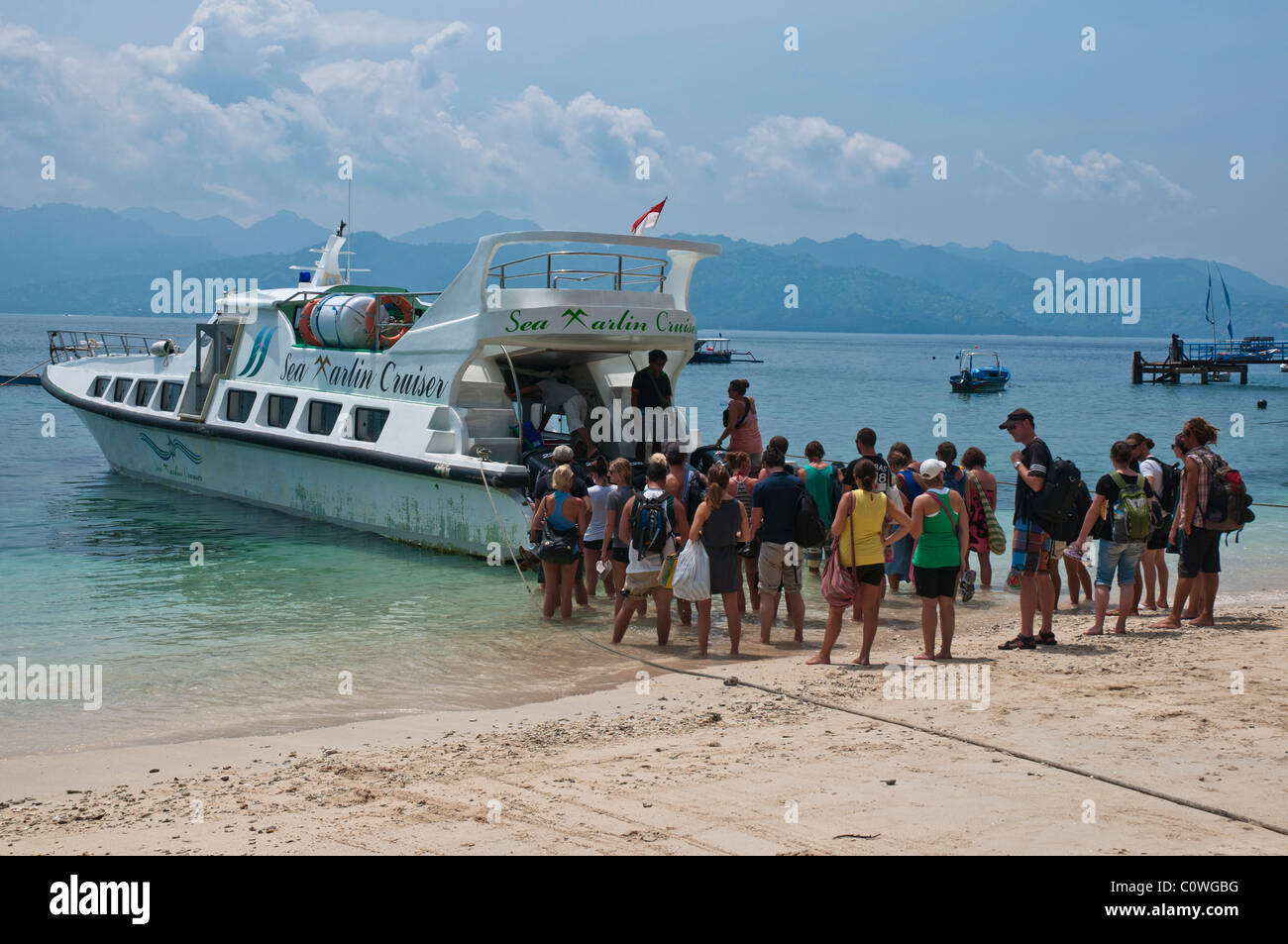 Touristen, die einsteigen in eines der high-Speed-Boote auf Gili Trawangan aus Lombok für die eine und eine halbe Stunde Fahrt nach Bali Stockfoto