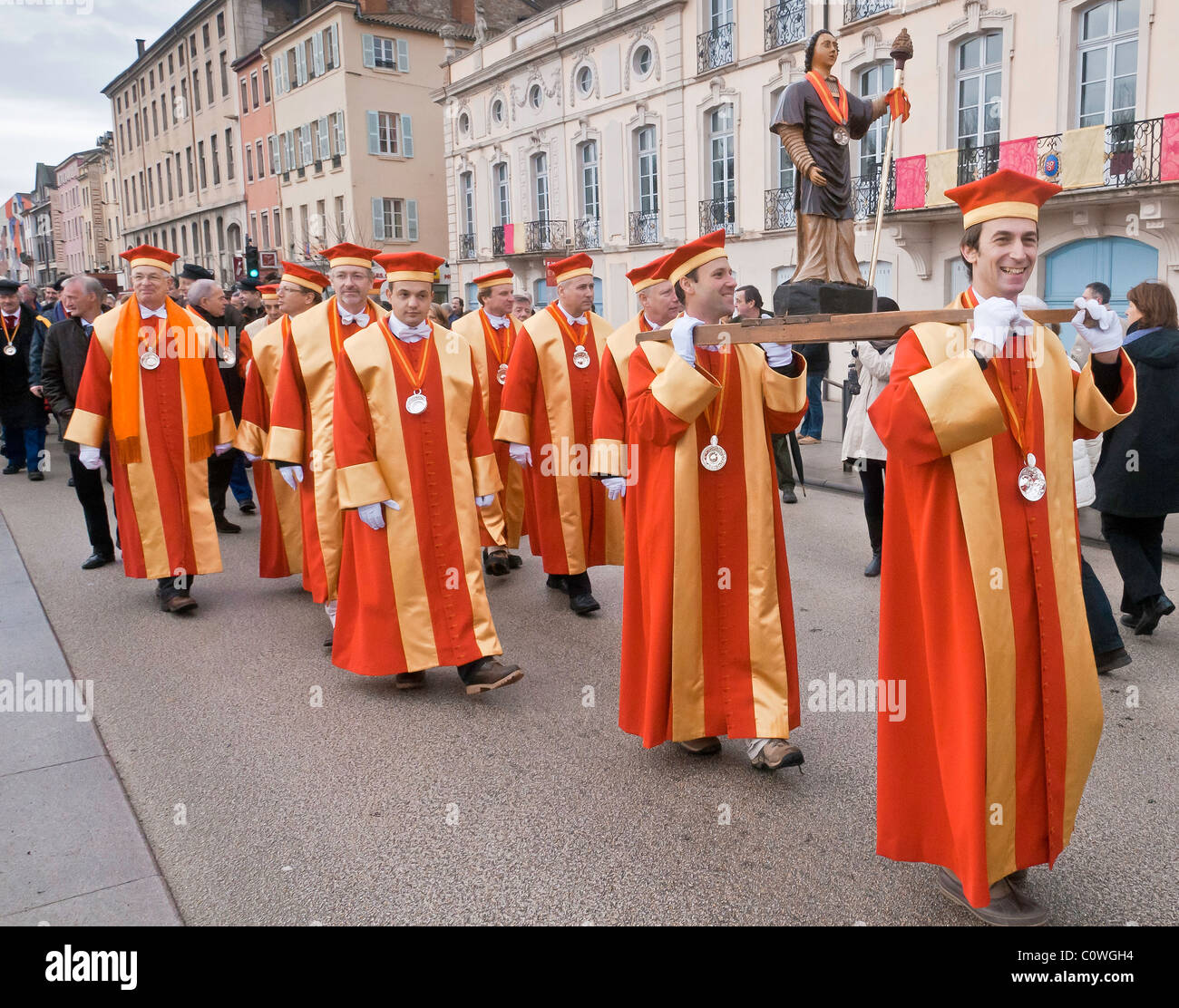 Umzug in traditionellen Kleidern des Weinbergs Bruderschaften während des traditionellen Fest der 'Saint-Vincent tournante", Macon 2009. Stockfoto