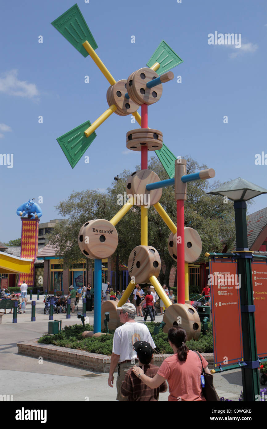 Orlando Florida, Lake Buena Vista, Downtown Disney Springs, riesige Tinker-Spielzeugskulptur, Besucher reisen Reise touristischer Tourismus Wahrzeichen Stockfoto