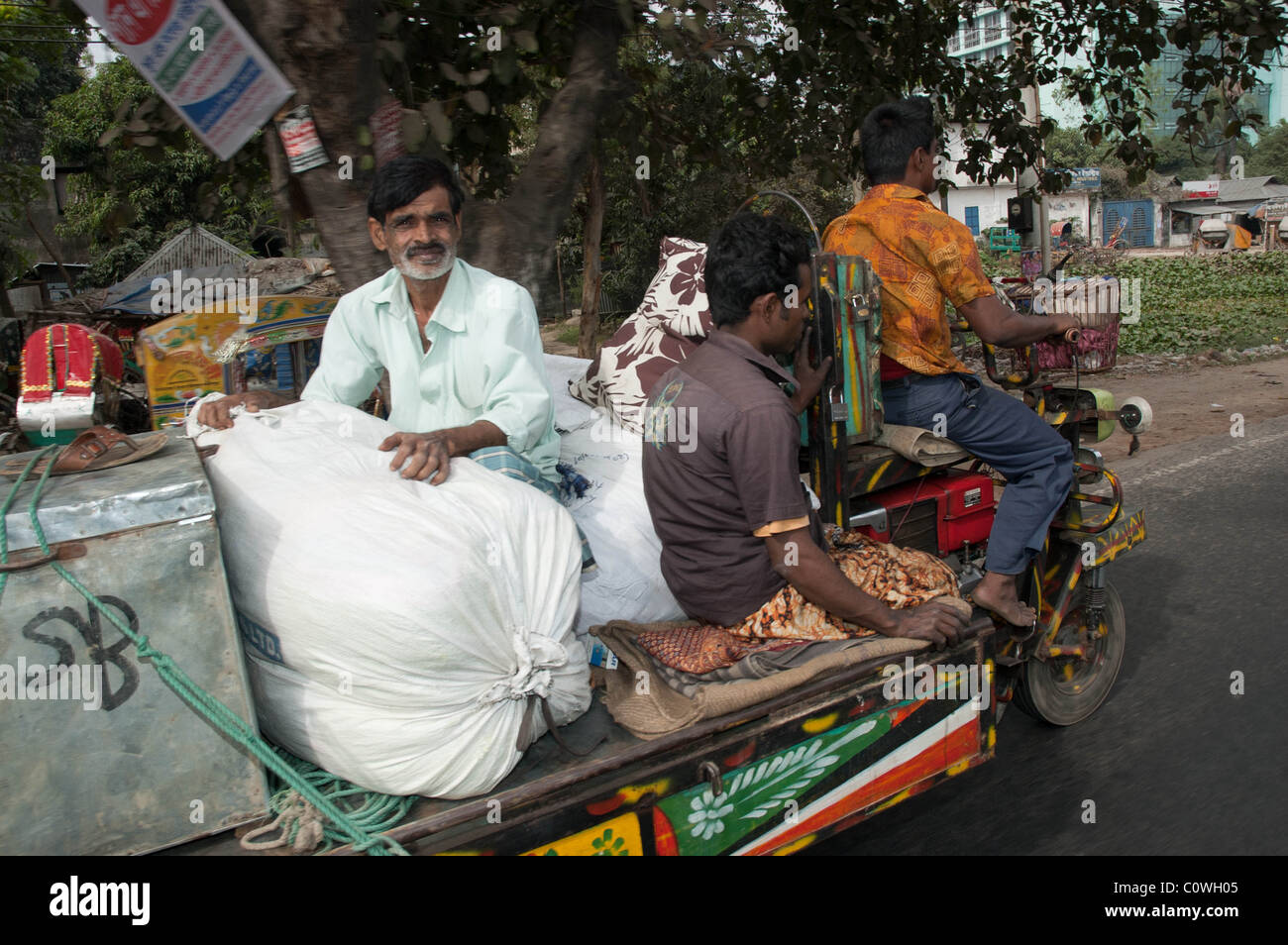 Drei Bangladeshi Männer Fahrt entlang der Autobahn Chittagong in einem Hubschrauber Autorikscha Stockfoto