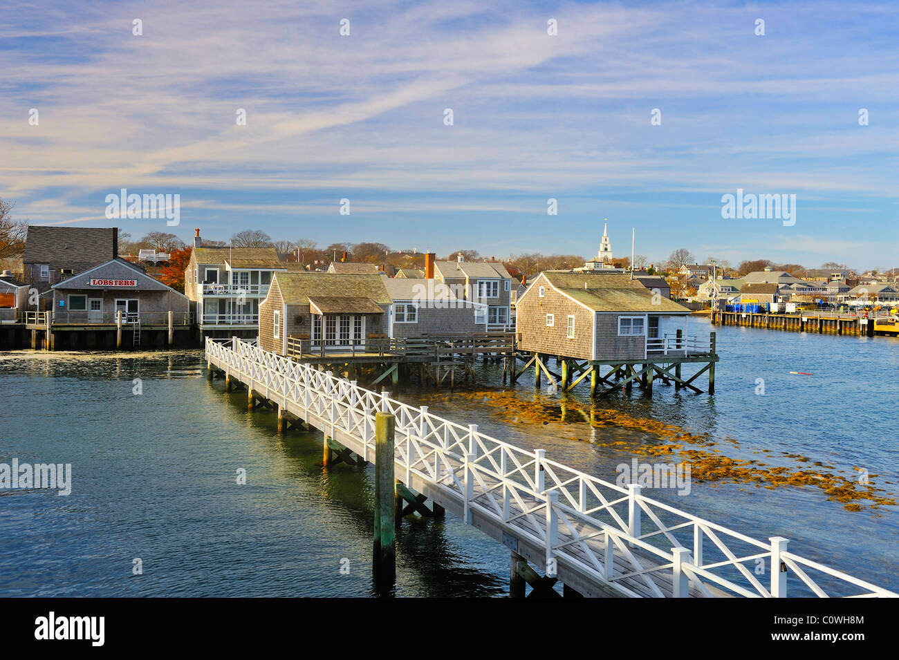 Weitwinkel-Blick auf die Insel von der Fähre angekommen nähert sich Nantucket Harbor in den Herbst, Nantucket, Massachusetts, USA. Stockfoto