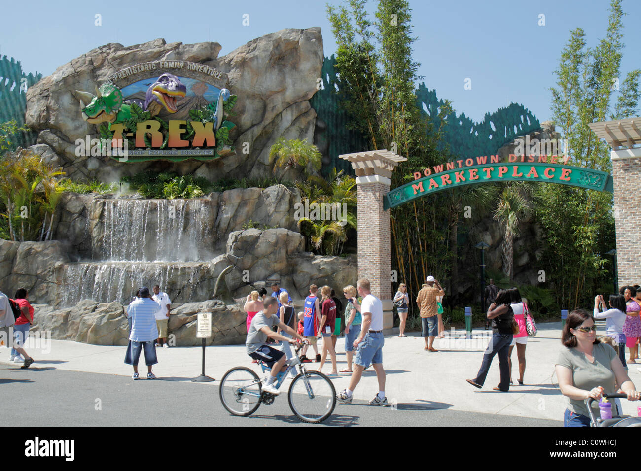 Orlando Florida, Downtown Disney Springs Marketplace, T Rex, Wasserfall, Besucher reisen Reise Tour Tourismus Wahrzeichen Kultur Kultur Kultur Stockfoto