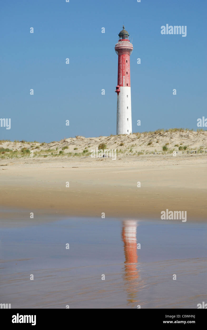 Leuchtturm an der Küste von La Coubre mit Reflektion auf dem Sand bei Ebbe in Frankreich, Region Poitou-Charentes Stockfoto