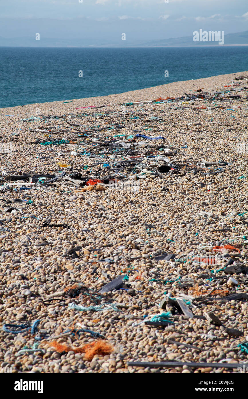 Jetsam und Flotsam wurden auf der Kieselbank am Chesil Beach, Dorset UK im August angewaschen - Meeresverschmutzungskonzept Stockfoto