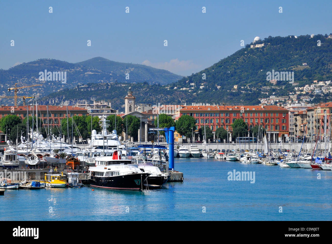 Hafen von Nizza im Südosten Frankreichs, Departement Alpes-Maritimes, mit Bergen im Hintergrund Stockfoto