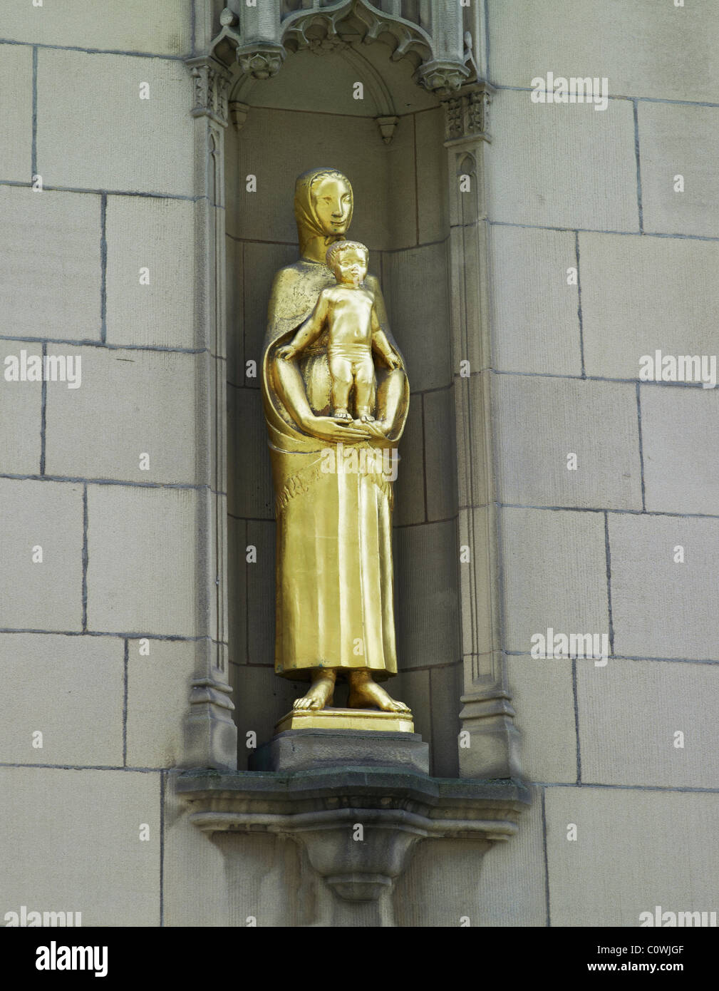 Vergoldete Bronzestatue der Lancashire Madonna Stockfoto