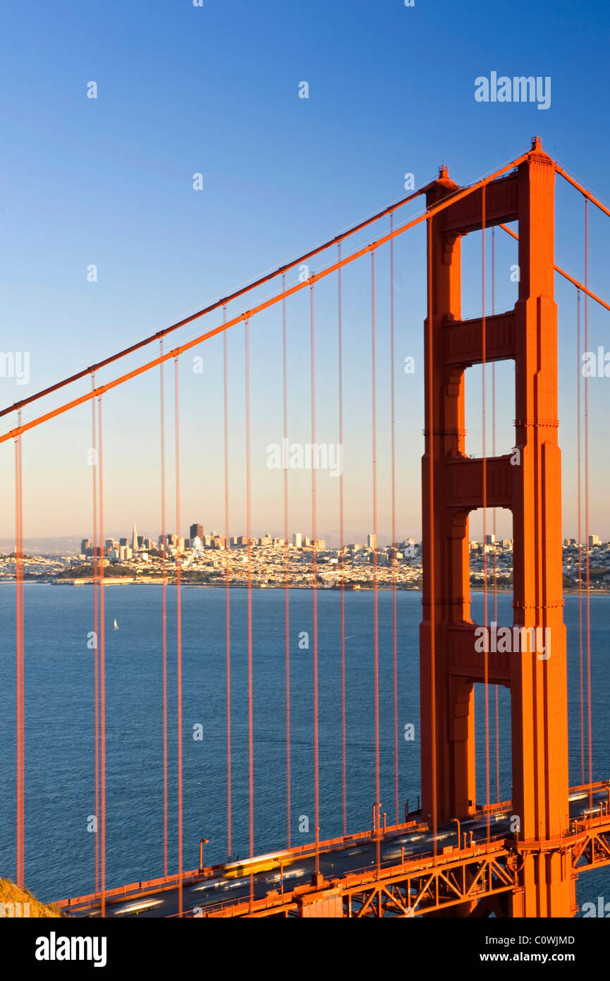 USA, Kalifornien, San Francisco, Golden Gate Bridge und Stadt Skyline Stockfoto