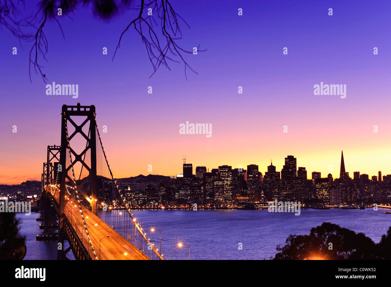 USA, Kalifornien, San Francisco, Oakland Bay Bridge und die Skyline der Stadt Stockfoto