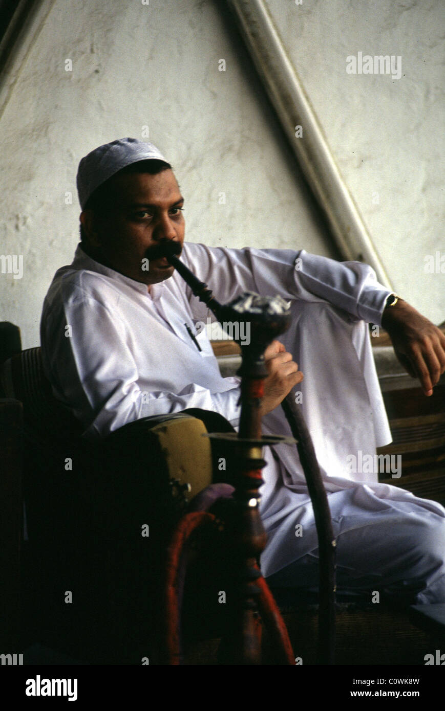 Khobar, Saudi Arabien--Shisha Wasserpfeife rauchen in einem Café in Khobar. Foto von Barry Iverson Stockfoto