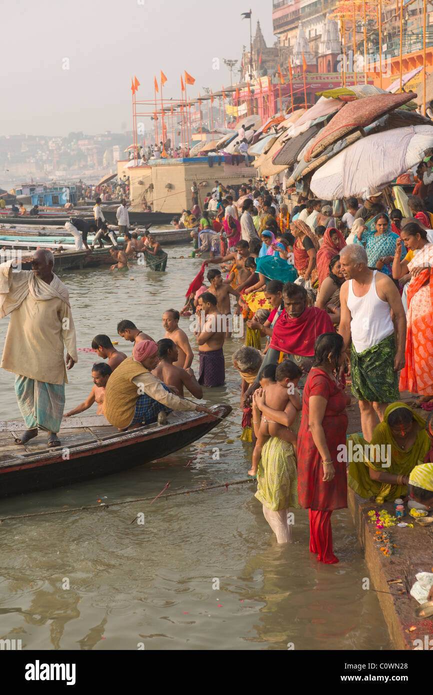 Pilger, Baden im Fluss Ganges bei Mann Mandir Ghat, Varanasi, Uttar Pradesh, Indien Stockfoto