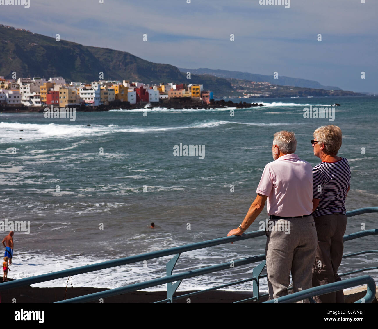 Puerto De La Cruz älteres Ehepaar Blick auf das Meer, Teneriffa Kanarische Inseln Stockfoto