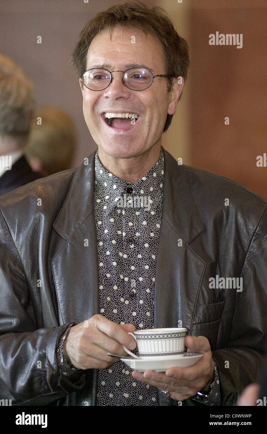 Sir Cliff Richard mit einer Tasse Tee. Stockfoto