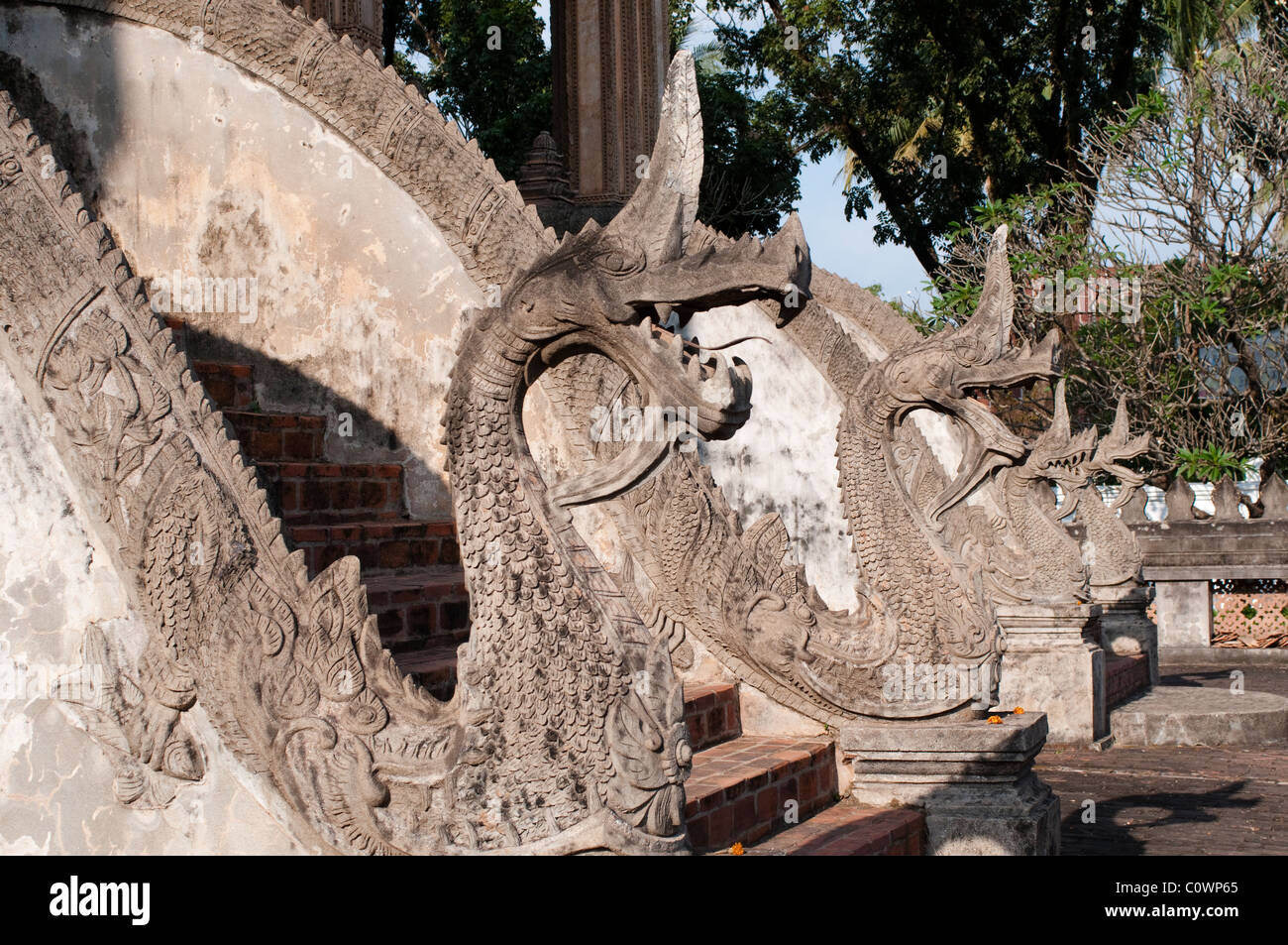 Naga bewachen den Eingang, Haw Pha Kaew, jetzt ein Museum für Kunst und Antiquitäten, Vientiane, Laos Stockfoto