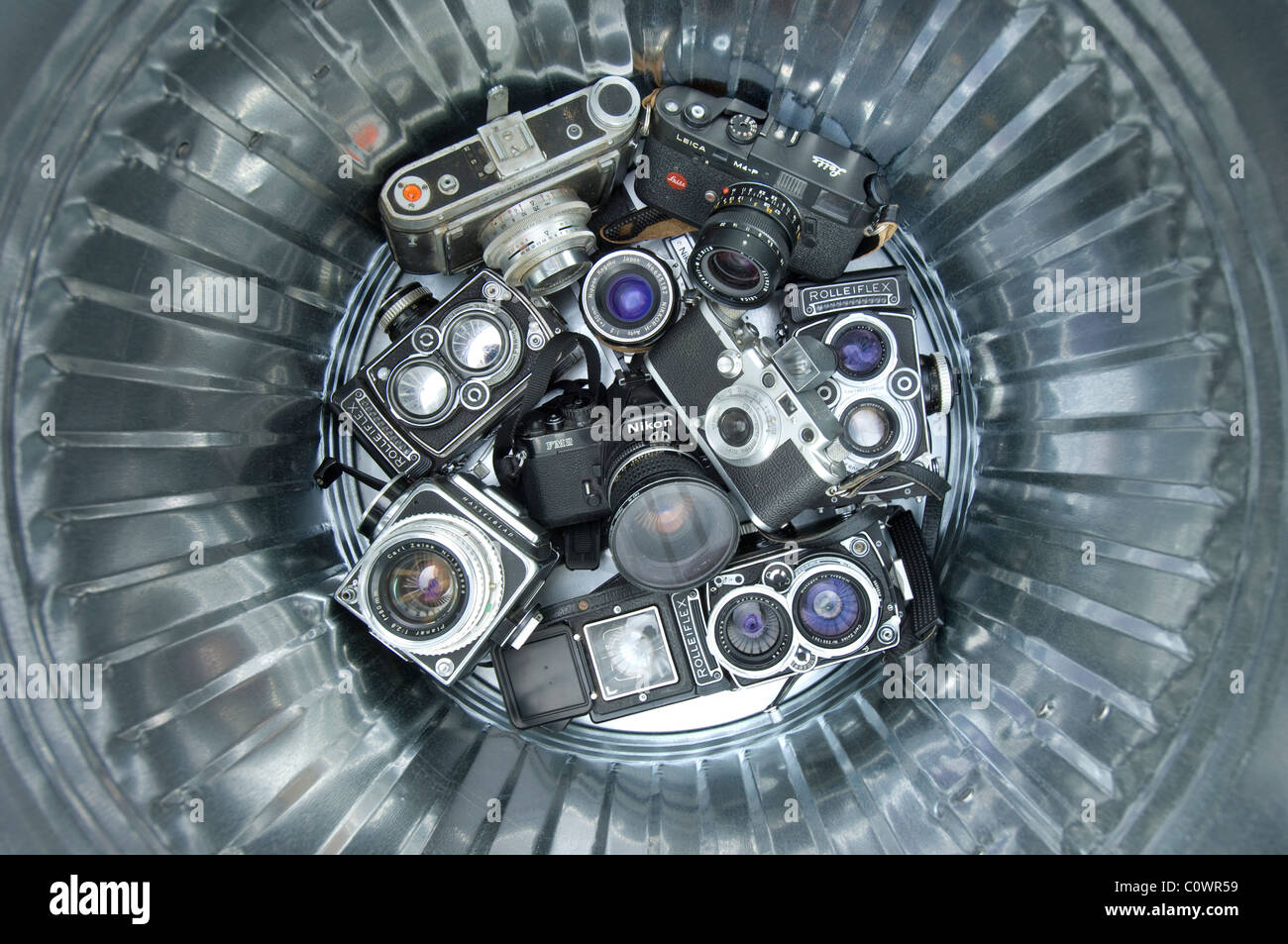 Ein Mülleimer der alten Prä-digitalen Kameras einschließlich einer Rolliflex, einer Hasselblad, Leica und Nikon Stockfoto