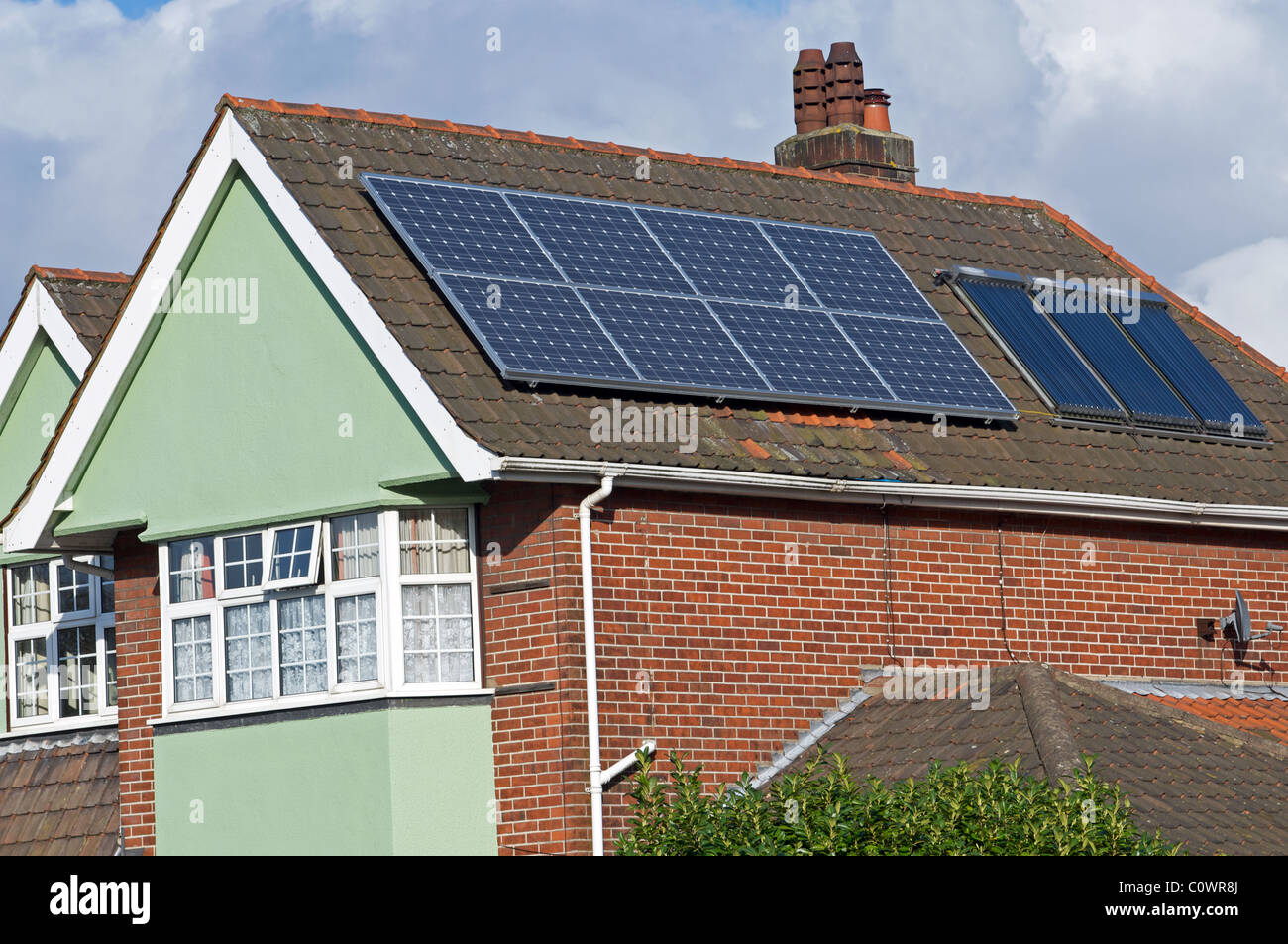 Solarmodule für Strom und Warmwasser ausgestattet Dach von Wohneigentum im Vereinigten Königreich. Stockfoto