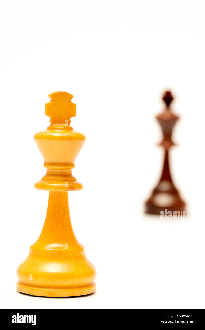weiße und schwarze Schach, die Könige, die Konfrontation mit isoliert Stockfoto