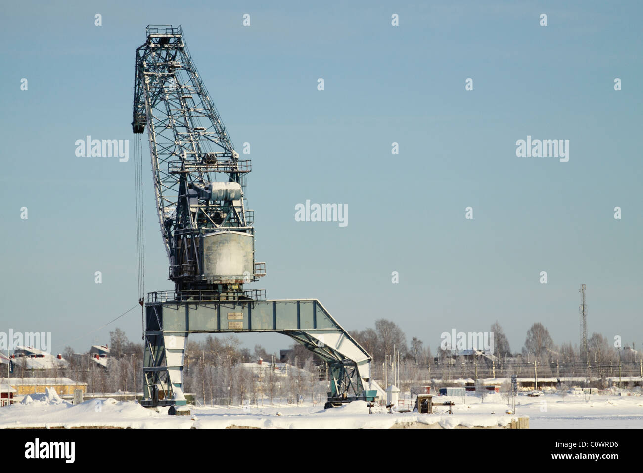 Hafen-Kran über den gefrorenen Hafen Lulea, Schweden gesehen Stockfoto