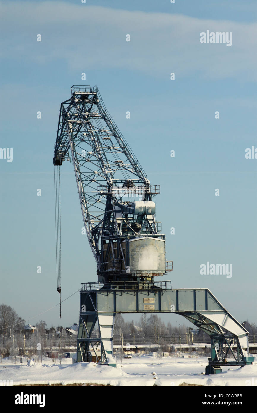 Hafen-Kran über den gefrorenen Hafen Lulea, Schweden gesehen Stockfoto